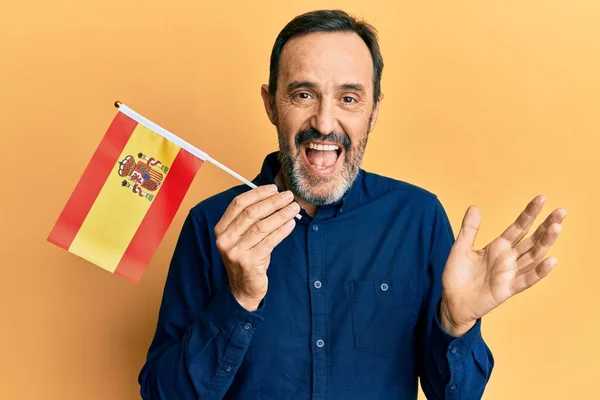 Středověký Hispánec Držící Španělskou Vlajku Oslavující Úspěch Šťastným Úsměvem Vítězným — Stock fotografie