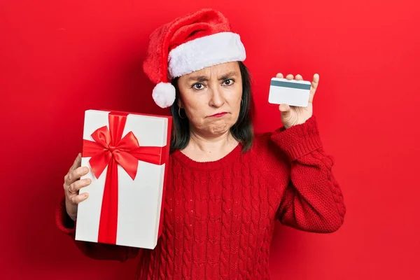 Hispánka Středního Věku Nosí Vánoční Klobouk Dárkem Kreditní Kartou Depresi — Stock fotografie