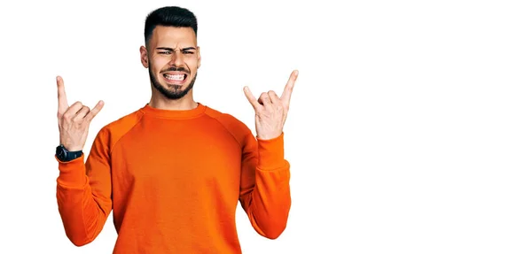 Ung Latinamerikansk Man Med Skägg Casual Orange Tröja Skriker Med — Stockfoto