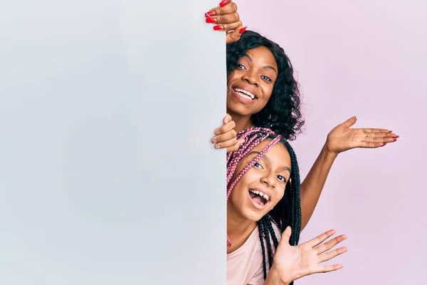 Belle Mère Fille Afro Américaine Tenant Une Bannière Vide Vierge — Photo