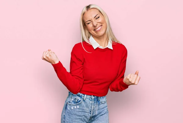 Ung Blond Kvinna Bär Casual Kläder Mycket Glad Och Upphetsad — Stockfoto