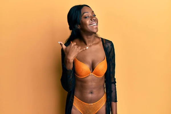 Genç Afrikalı Amerikalı Kadın Çamaşırı Giyip Gülümsüyor Telefonla Parmaklarıyla Jest — Stok fotoğraf
