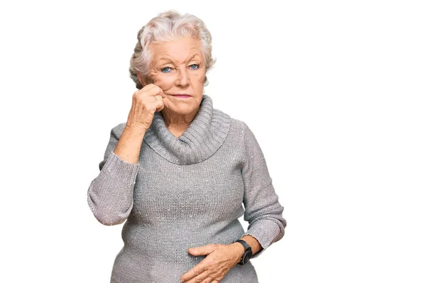 Kış Süveteri Giyen Yaşlı Gri Saçlı Bir Kadın Ağzı Dudakları — Stok fotoğraf