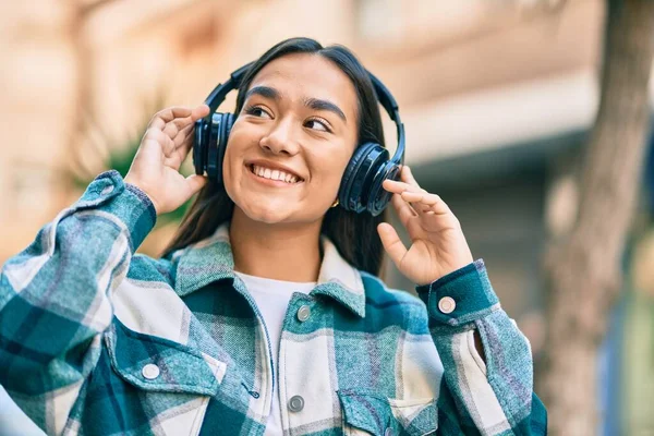 Joven Chica Latina Sonriendo Feliz Usando Auriculares Ciudad — Foto de Stock