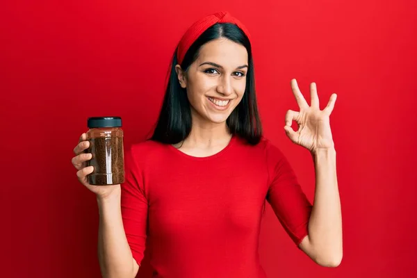 Genç Spanyol Kadın Elinde Çözünür Kahve Tutuyor Parmaklarıyla Imza Atıyor — Stok fotoğraf