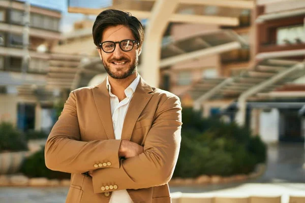 Junger Hispanischer Geschäftsmann Lächelt Glücklich Der Stadt — Stockfoto