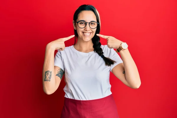 Ung Latinamerikansk Kvinna Bär Professionell Servitris Förkläde Leende Glad Visar — Stockfoto