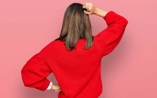 Beautiful Brunette Woman Wearing Casual Winter Sweater Backwards Thinking Doubt — Stock Photo, Image