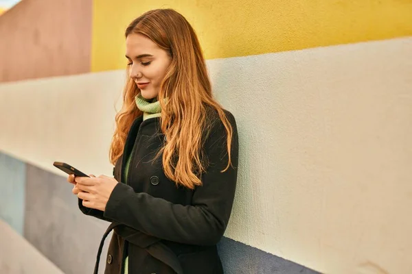 Genç Sarışın Kız Şehirde Akıllı Telefon Kullanarak Mutlu Bir Şekilde — Stok fotoğraf