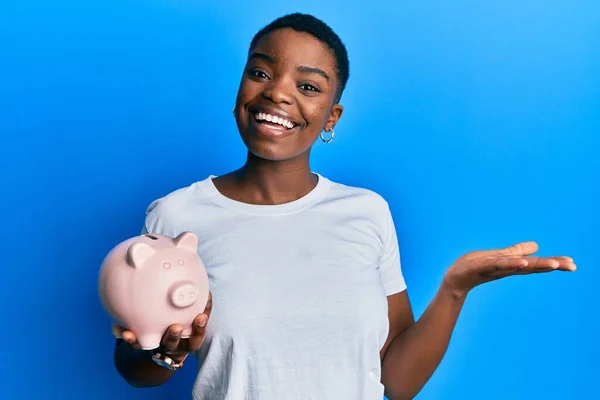 Mladá Africká Americká Žena Drží Prasátko Banka Slaví Úspěch Veselým — Stock fotografie