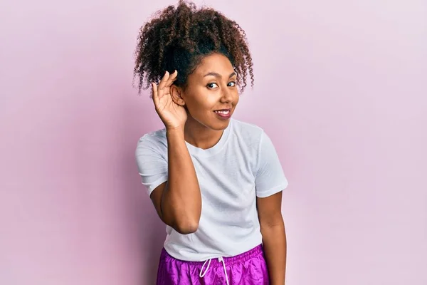 Belle Femme Afro Américaine Aux Cheveux Afro Portant Des Vêtements — Photo