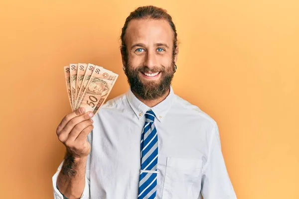 Hombre Negocios Guapo Con Barba Pelo Largo Sosteniendo Billetes Reales —  Fotos de Stock