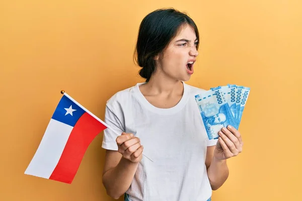 Jeune Femme Caucasienne Tenant Drapeau Chilien Les Billets Pesos Chiliens — Photo