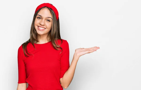 Jovem Morena Vestindo Roupas Casuais Sorrindo Alegre Apresentando Apontando Com — Fotografia de Stock