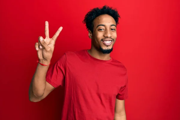 Ung Afrikansk Amerikansk Man Med Skägg Bär Casual Röd Skjorta — Stockfoto
