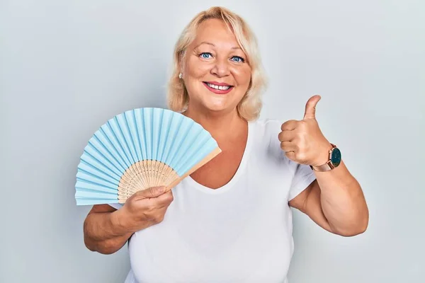 Middle Age Blonde Woman Waving Hand Fan Cooling Air Summer — Stock Photo, Image