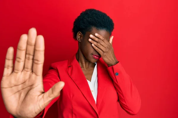 Jovem Afro Americana Vestindo Roupas Negócios Cobrindo Olhos Com Mãos — Fotografia de Stock