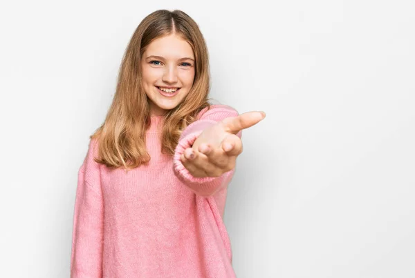 Menina Branca Bonita Jovem Vestindo Camisola Inverno Casual Sorrindo Amigável — Fotografia de Stock