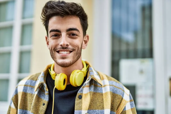 Knappe Spaanse Man Glimlacht Vrolijk Vol Vertrouwen Naar Stad Met — Stockfoto