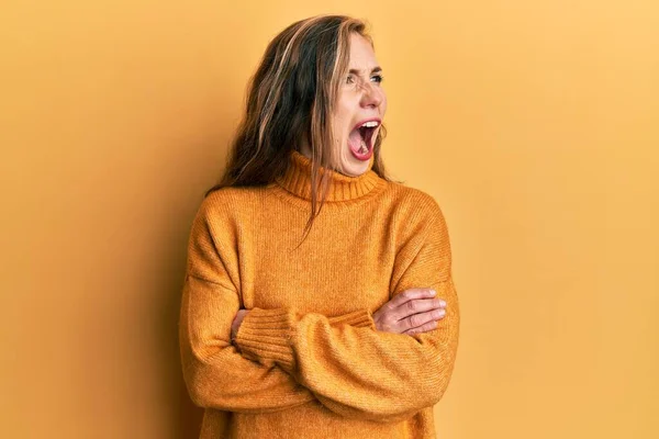 Young Blonde Woman Arms Crossed Gesture Angry Mad Screaming Frustrated — Stock Photo, Image