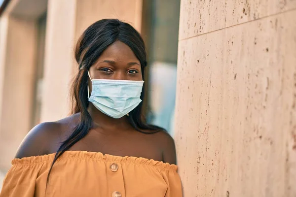 Νεαρή Αφροαμερικανή Που Φοράει Ιατρική Μάσκα Και Στέκεται Στην Πόλη — Φωτογραφία Αρχείου