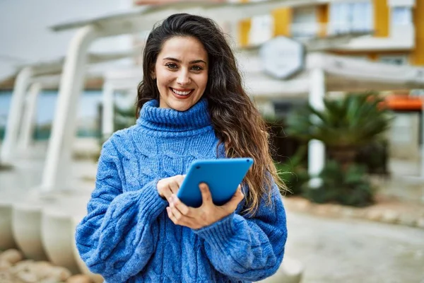 Νεαρή Ισπανίδα Γυναίκα Χαμογελά Ευτυχισμένη Χρησιμοποιώντας Touchpad Στην Πόλη — Φωτογραφία Αρχείου