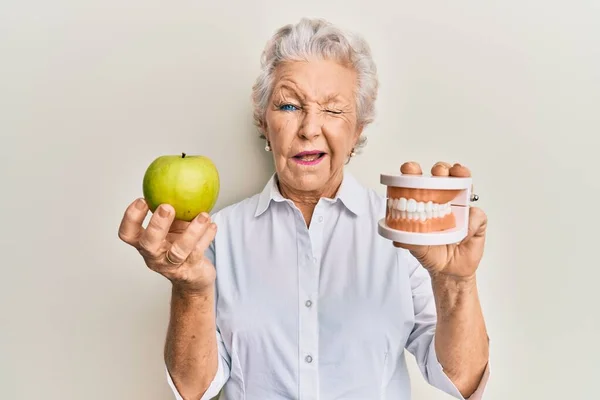 Senior Grijs Harige Vrouw Met Groene Appel Kunstgebit Knipogen Naar — Stockfoto