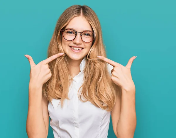 Vacker Ung Kaukasiska Flicka Bär Casual Kläder Och Glasögon Ler — Stockfoto