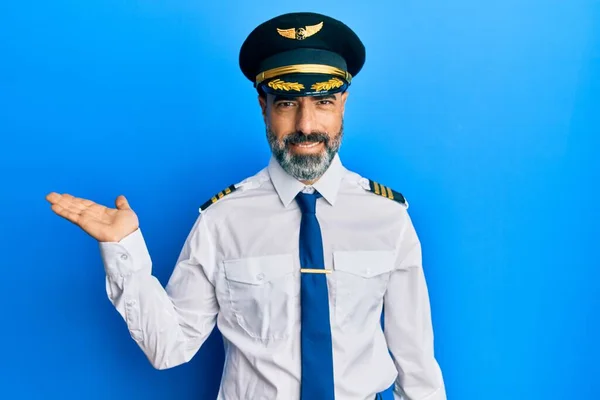 Чоловік Середнього Віку Бородою Сірим Волоссям Пілотному Уніформі Літака Усміхнений — стокове фото