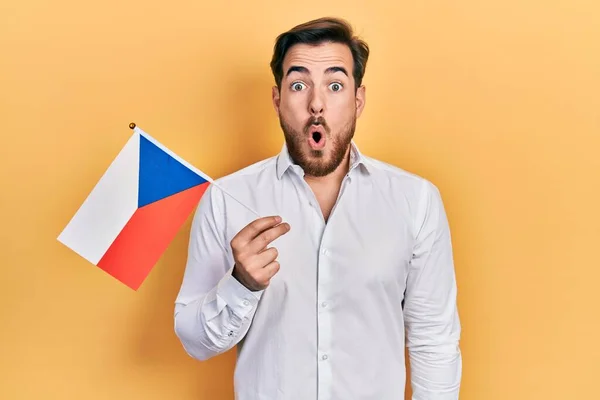 Bonito Caucasiano Com Barba Segurando Bandeira República Checa Assustado Espantado — Fotografia de Stock