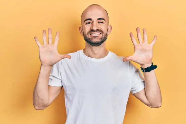 Jeune Homme Chauve Portant Shirt Blanc Décontracté Montrant Pointant Vers — Photo