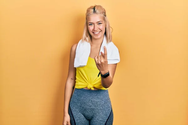 Vacker Blond Sport Kvinna Bär Träningskläder Lockar Komma Hit Gest — Stockfoto