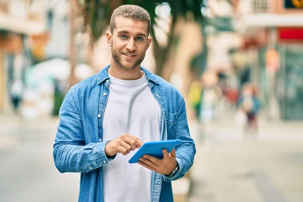 Joven Hombre Caucásico Sonriendo Feliz Usando Touchpad Ciudad —  Fotos de Stock