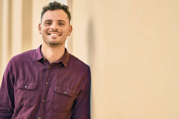 Joven Hispano Sonriendo Feliz Pie Ciudad — Foto de Stock