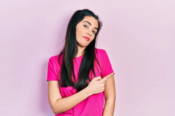 Menina Hispânica Jovem Vestindo Casual Camiseta Rosa Apontando Com Dedo — Fotografia de Stock