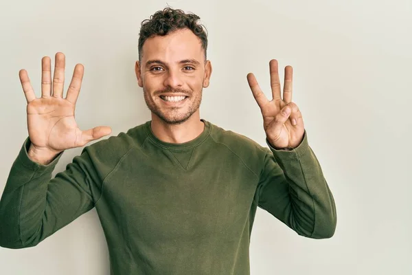 Jovem Hispânico Vestindo Roupas Casuais Mostrando Apontando Para Cima Com — Fotografia de Stock