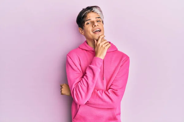 Joven Hombre Hispano Con Sudadera Rosa Casual Sonriendo Mirando Confiado — Foto de Stock