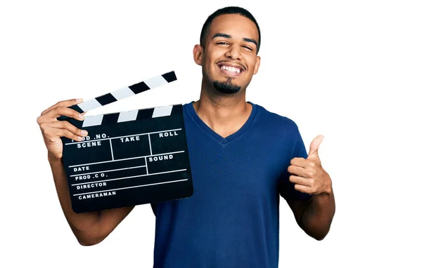 Jovem Afro Americano Segurando Vídeo Filme Clapboard Sorrindo Feliz Positivo — Fotografia de Stock