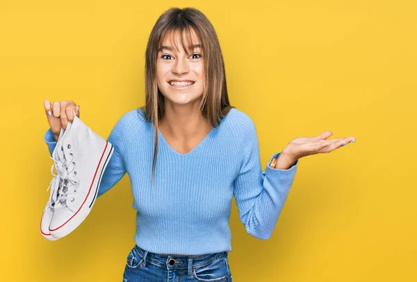 Adolescente Chica Caucásica Tomando Zapatos Blancos Casuales Caja Celebrando Victoria —  Fotos de Stock