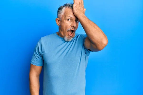 Uomo Mezza Età Dai Capelli Grigi Che Indossa Abiti Casual — Foto Stock