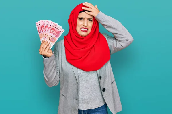 Красива Іспаномовна Жінка Ісламському Хіджабі Тримає Китайські Банкноти Юаней Напружених — стокове фото