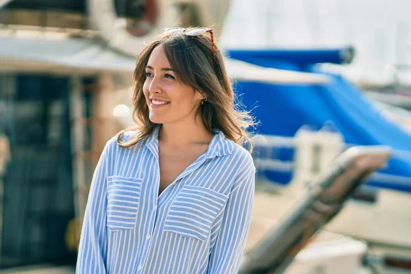 Joven Mujer Hispana Sonriendo Feliz Pie Puerto — Foto de Stock