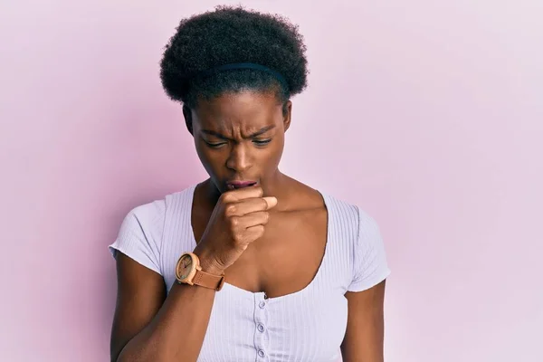 穿着休闲服的年轻非洲裔美国女孩感到身体不适 咳嗽是感冒或支气管炎的症状 保健概念 — 图库照片