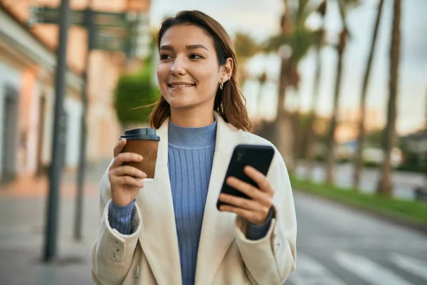 Ung Latinamerikansk Kvinna Som Använder Smartphone Och Dricker Kaffe Stan — Stockfoto