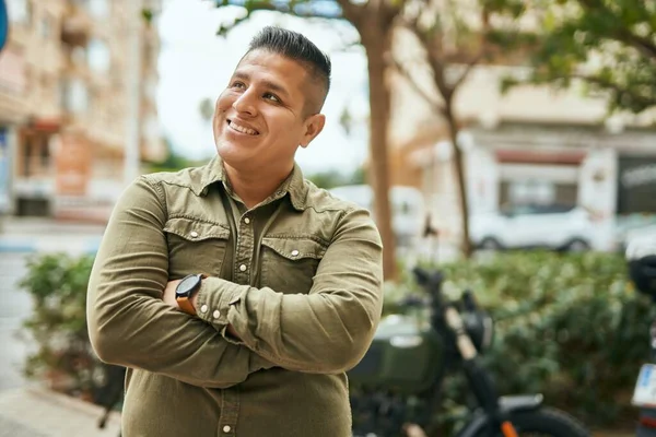 Jeune Homme Latino Avec Les Bras Croisés Souriant Heureux Ville — Photo