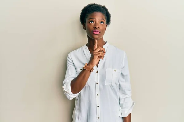 Jong Afrikaans Amerikaans Meisje Dragen Casual Kleding Denken Geconcentreerd Twijfel — Stockfoto