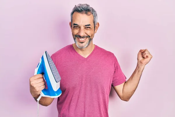 Bonito Homem Meia Idade Com Cabelos Grisalhos Segurando Ferro Vapor — Fotografia de Stock