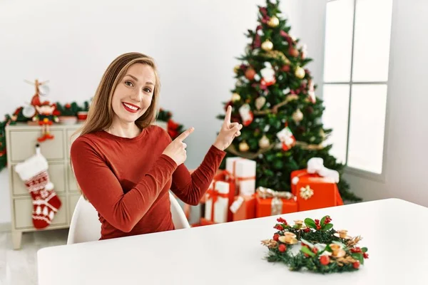 Mulher Loira Branca Sentada Mesa Pela Árvore Natal Sorrindo Olhando — Fotografia de Stock