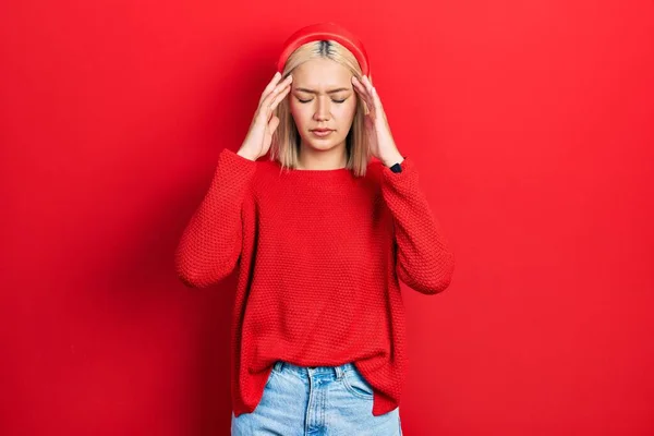 Güzel Sarışın Kadın Stres Yüzünden Elleri Kafasında Kırmızı Süveter Giyiyor — Stok fotoğraf