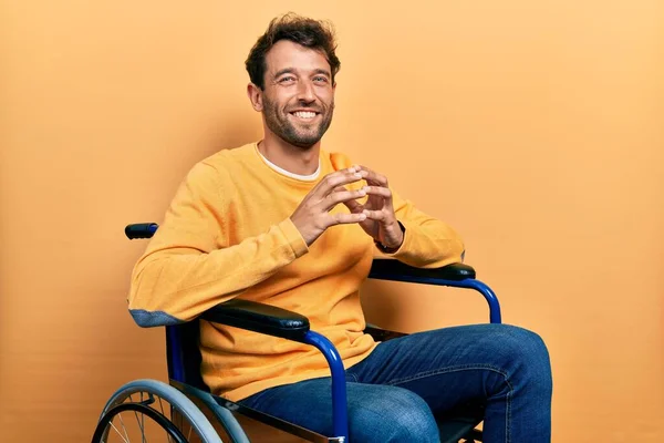 Tekerlekli Sandalyede Ele Oturan Sakallı Yakışıklı Adam Gülümseyerek Gevşemiş Neşeli — Stok fotoğraf